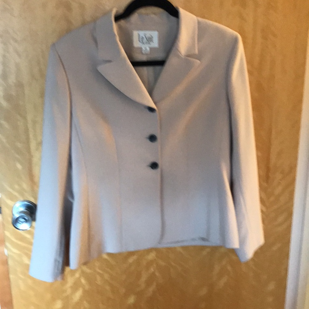 Le Suit Petite 2 piece Suit